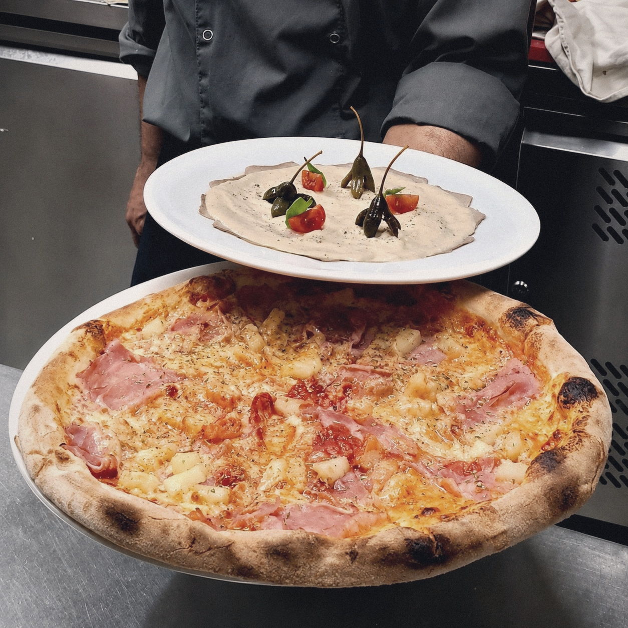 Frisch gebackene Pizza, aus der Küche gereicht