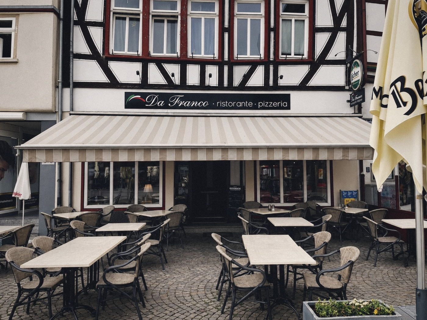 Tische und Stühle vor dem Haus