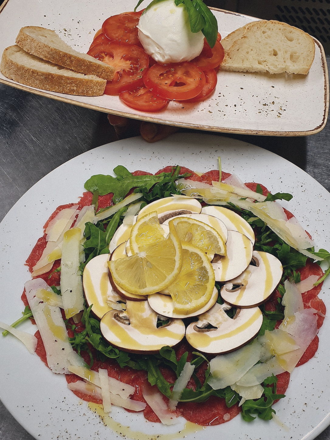 Caprese und Rinder-Carpaccio auf zwei Tellern